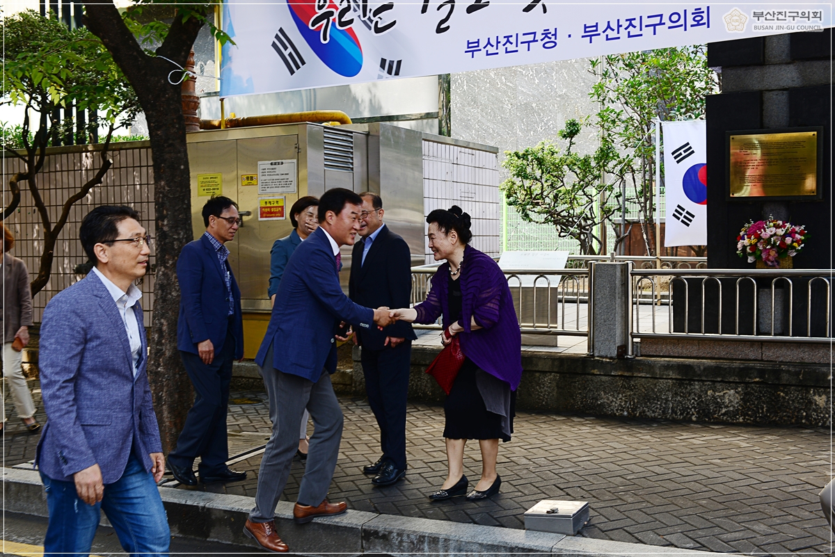 스웨덴 참전기념비 세척 및 헌화 진행 2번째