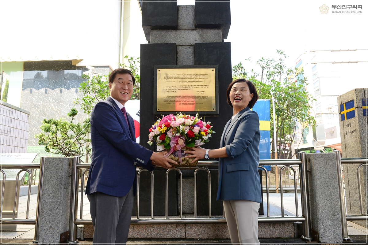 스웨덴 참전기념비 세척 및 헌화 진행 3번째