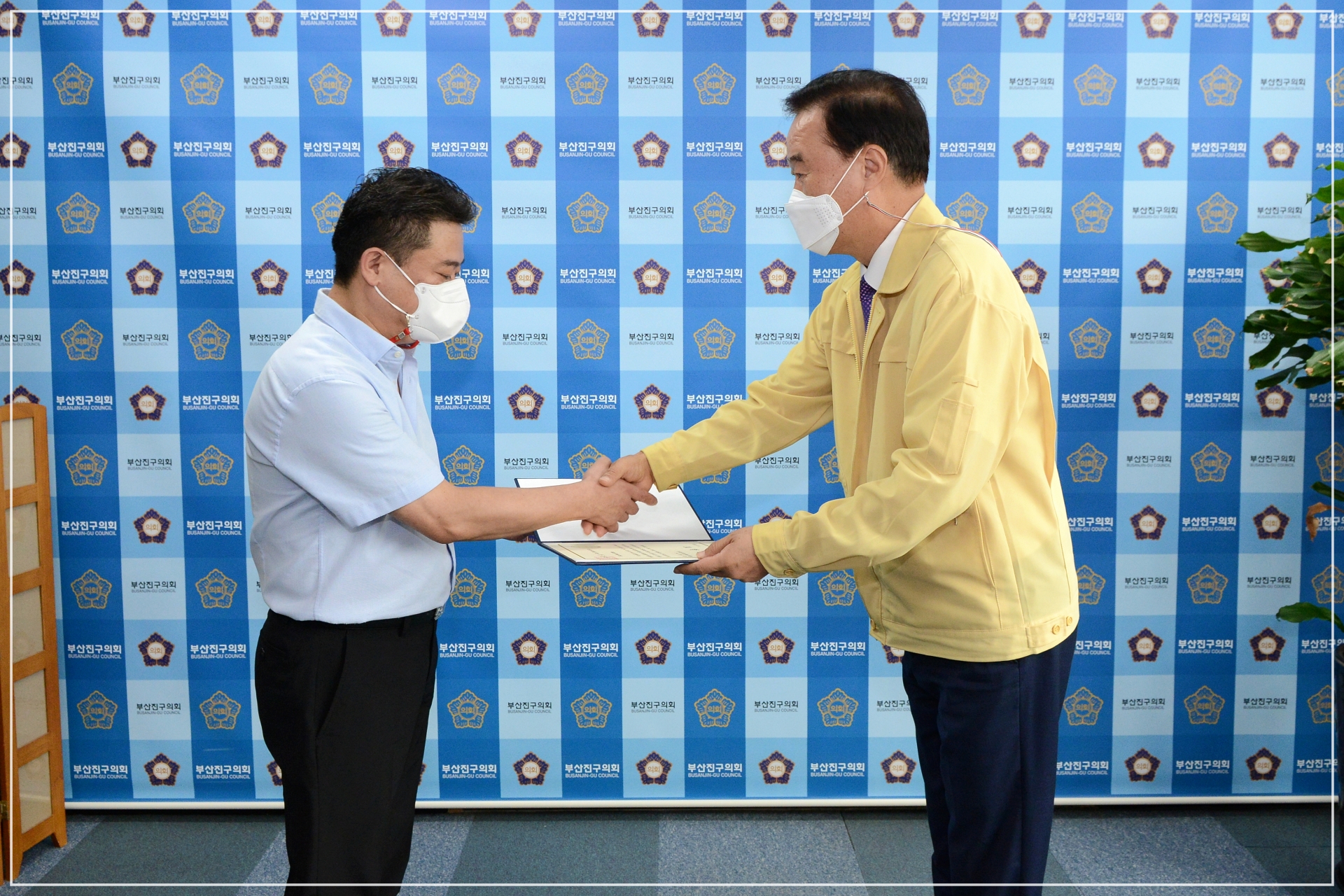 전포2동 청년회에 의장표창 수여 2번째