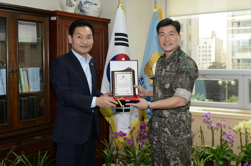 김동효 의원 감사패 수상 1번째