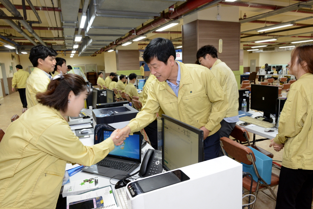 을지연습 상황실 격려 4번째