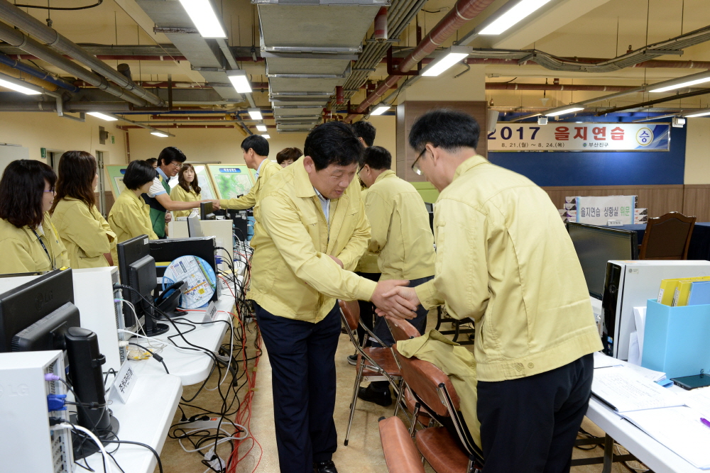 을지연습 상황실 격려 5번째