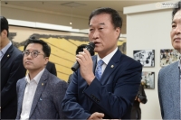 6월 항쟁 32주년 기념 사진전 개막식 참석 5번째