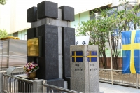 스웨덴 참전기념비 세척 및 헌화 진행 1번째