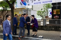 스웨덴 참전기념비 세척 및 헌화 진행 2번째