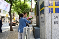 스웨덴 참전기념비 세척 및 헌화 진행 4번째